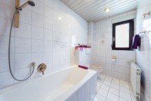 Badezimmer im 1.OG Ehemalige Hofreite f�r 2-3 Generationen in Erzhausen +VERKAUFT+