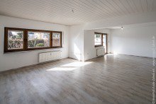 Wohnzimmer EG-Whg. Freistehendes 3-Familienhaus (komplett frei)