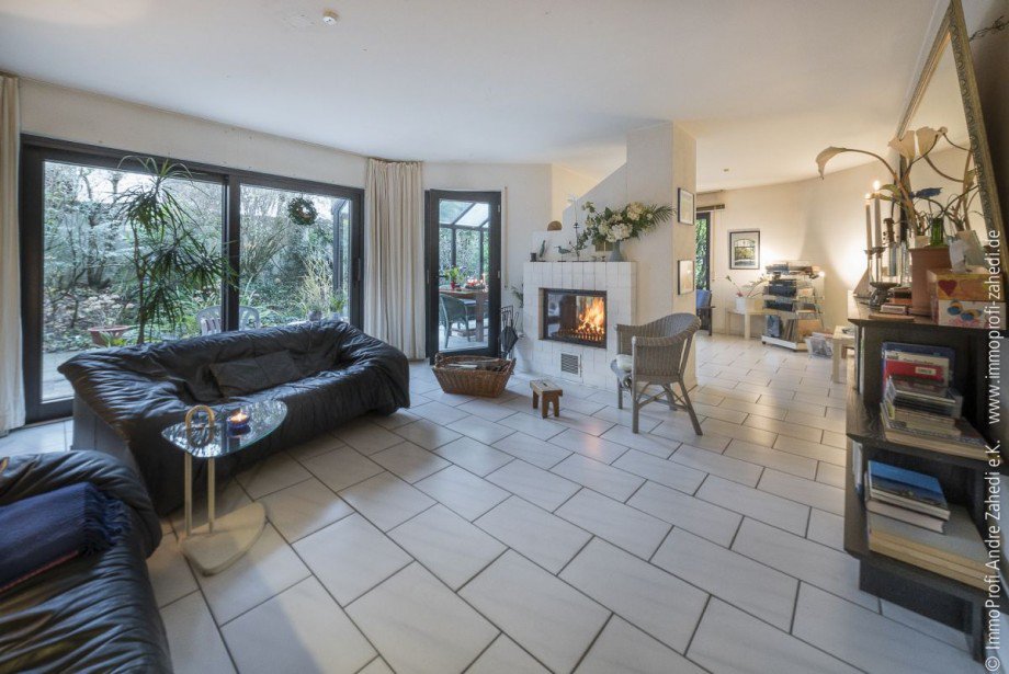 Wohnzimmer mit Kamin Doppelhaush�lfte Seeheim-Jugenheim