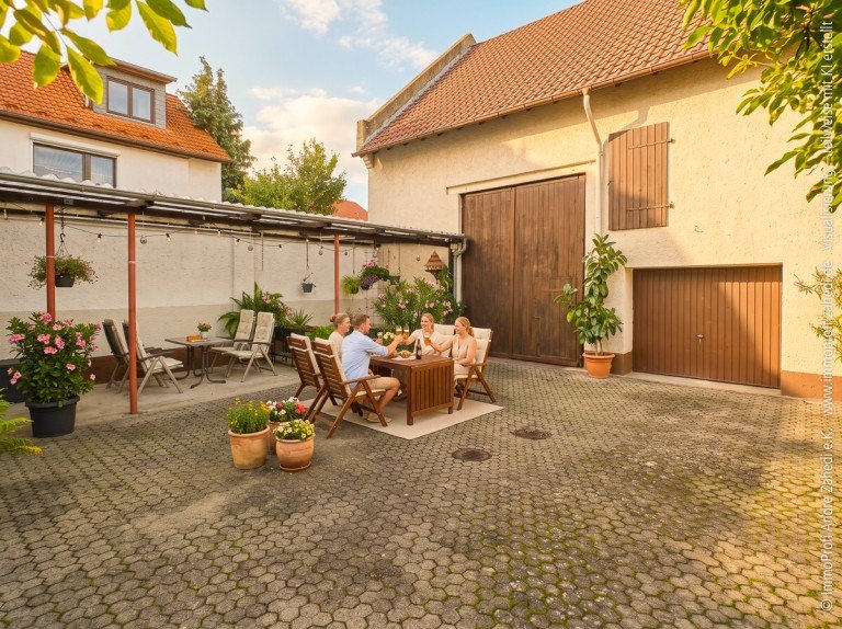 Innenhof Darmstadt / Eberstadt Zweifamilienhaus Platz f�r Familie & Oldtimer: 1-2-Familienhaus mit Scheune und Innenhof