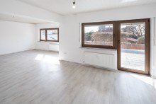 Wohnzimmer EG-Whg. Freistehendes 3-Familienhaus (komplett frei)