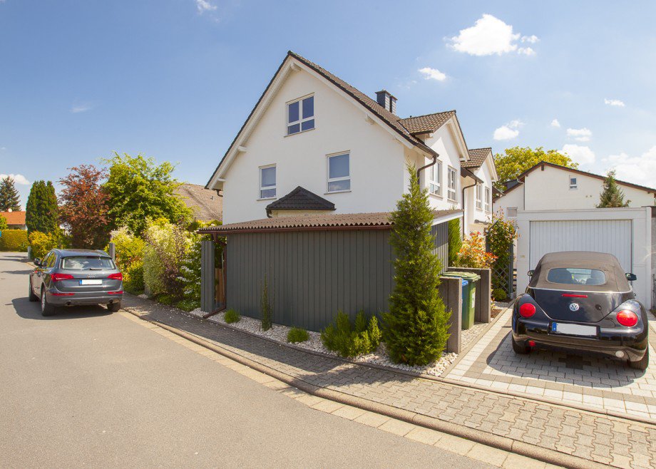 Blick auf Haus & Garage Doppelhaush�lfte Dieburg